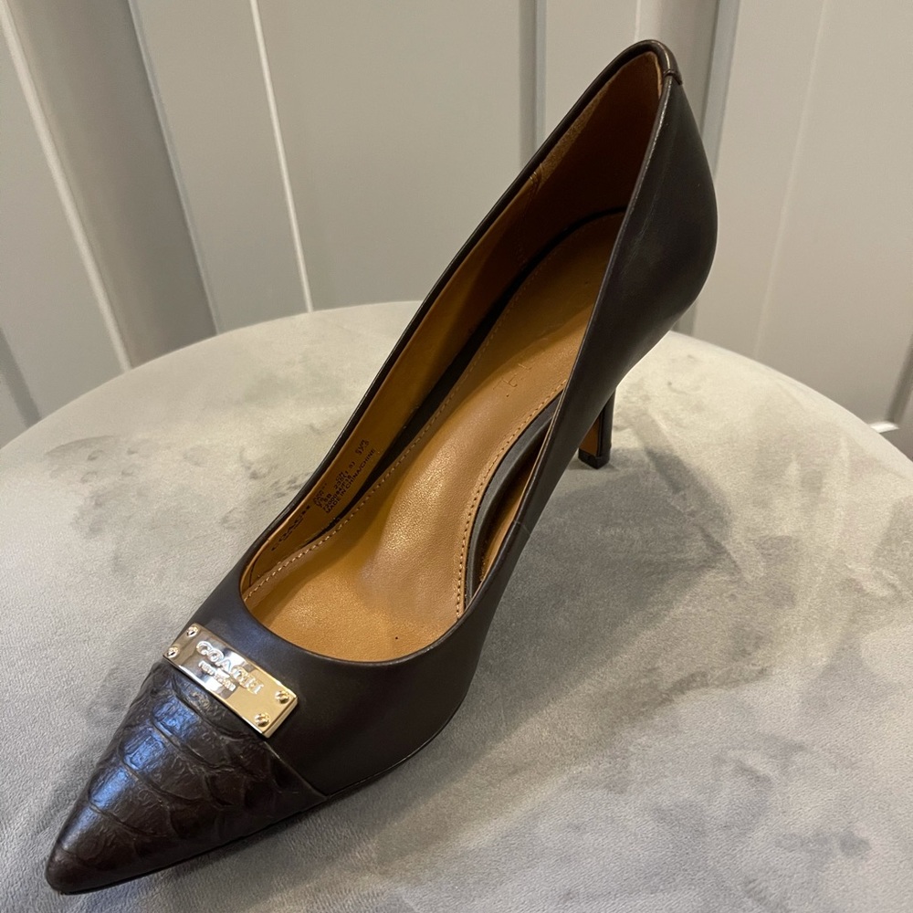 Like new Coach brown leather pump in box size 7.5